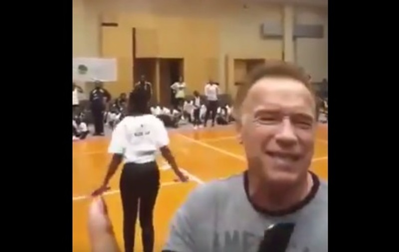 VIDEO/ Arnold Schwarzenegger, lovit de un bărbat în timpul unei vizite în Africa de Sud