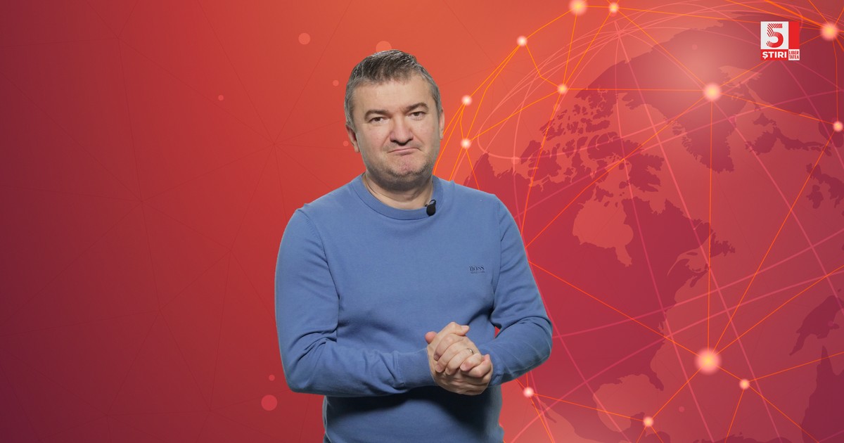 Dorin Chioțea, redactor-șef Libertatea, îmbrăcat cu o bluză albastră, pe un fundal roșu.