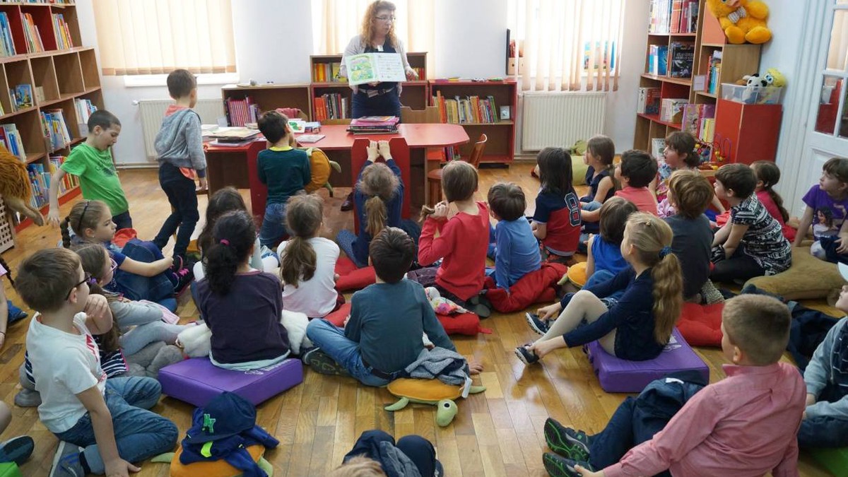 Proiectul Ora de povești atrage mulți copii la bibliotecă