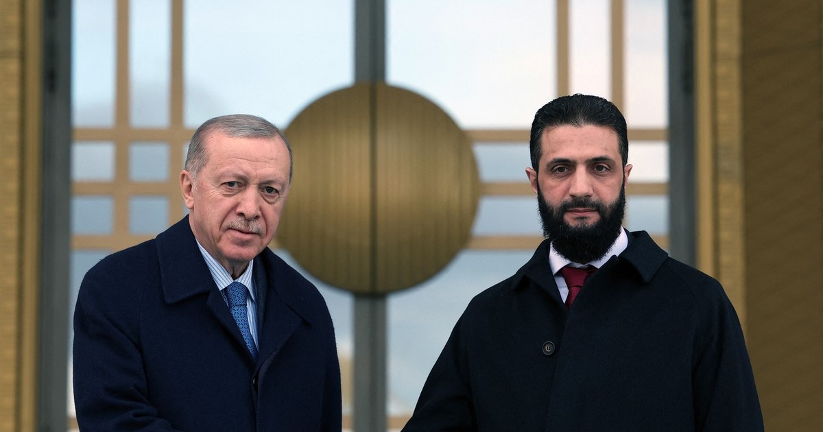 Recep Tayyip Erdogan (stânga) îl primește la Ankara pe noul lider sirian Ahmed al-Sharaa Foto: Profimedia