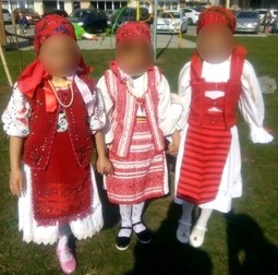 Fetița de 8 ani (dreapta), alături de colege, la serbarea din Brașov
