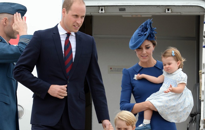 Prințul William și Kate au început turneul în Canada, alături de de cei doi copii. Prințesa Charlotte, la prima sa vizită în străinătate | FOTO