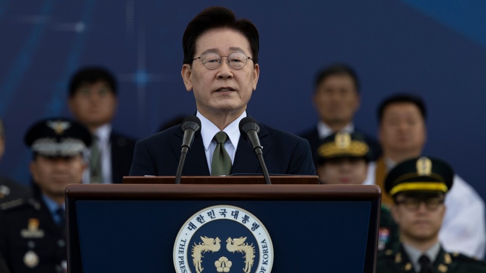 Președintele sud-coreean Lee Jae-myung, la tribună, în timpul unui discurs ținut în fața unor soldați. Imagine cu caracter ilustrativ Sursa foto: Profimedia