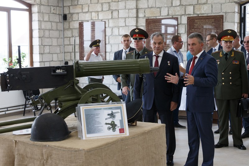 Vadim Krasnoselski, dreapta, alături de ministrul rus al apărării, Sergei Șoigu, într-o vizită din 2019 la muzeul fortăreței din Bender, în apropiere de Tiraspol | Foto: Profimedia