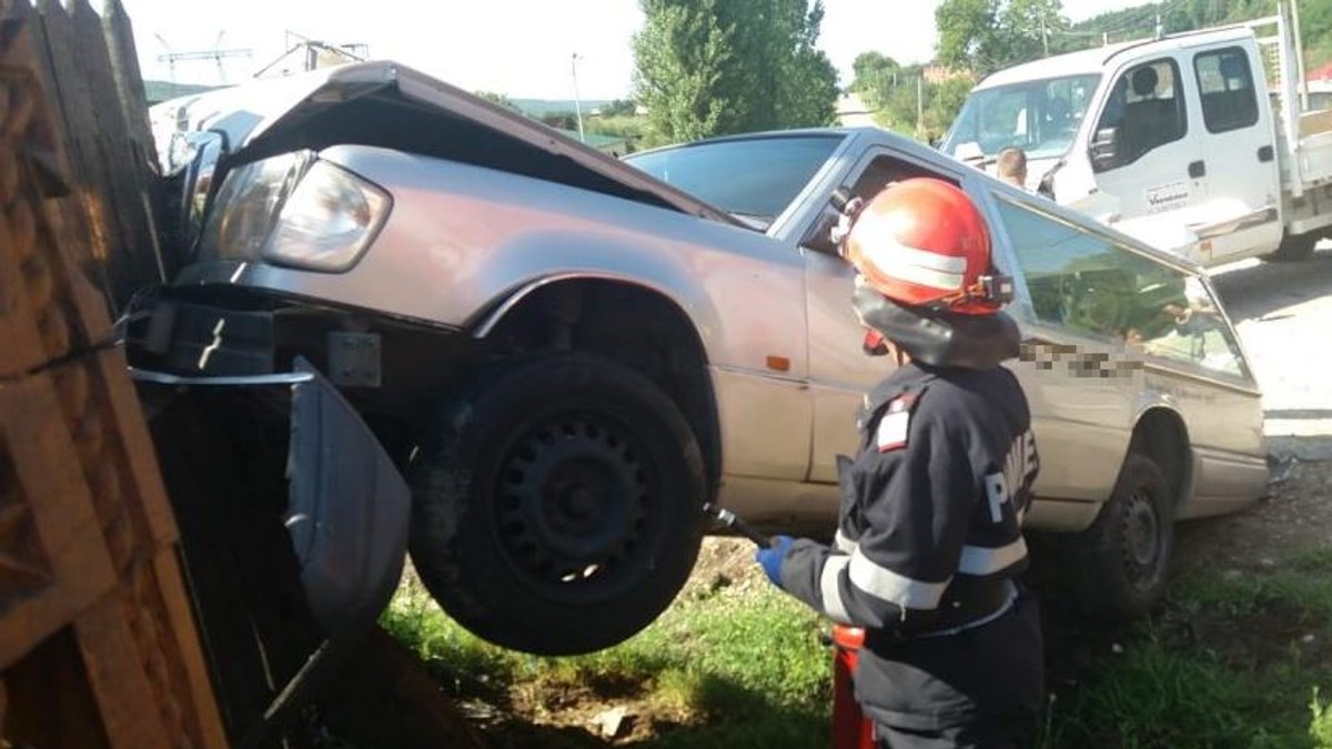 O autoutilitară a lovit un cortegiu funerar în această dimineață în comuna argeșeană Davideşti, potrivit Inspectoratului pentru Situaţii de Urgenţă (ISU) Argeş.