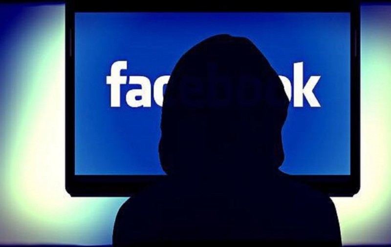 Un hacker în vârstă de 14 ani, fiul unui consilier local, și-a spionat inclusiv mama! A încercat și un șantaj, dar a fost prins în flagrant de polițiști