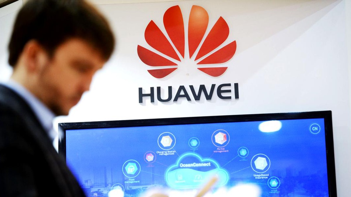 Huawei estimează că o depășească Samsung și o să ajungă în acest cel cel mai mare producător de telefoane. Bărbat cu un smartphone în mână și logo-ul Huawei în spate