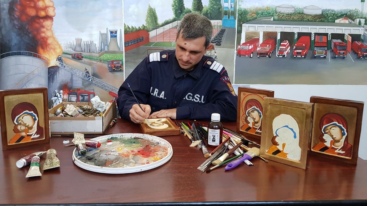 REPORTAJ: A pictat în biserică, dar s-a reprofilat profesional. Ce icoane fabuloase ies din mâna șefului unui echipaj de stingere incendii