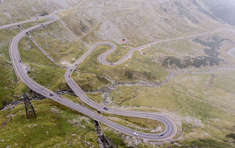 Circulaţia pe Transalpina şi pe Transfăgărăşan, oprită pe anumite tronsoane