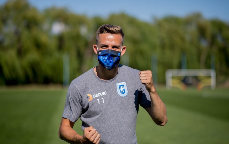 Fotbaliștii de la Universitatea Craiova fac reclamă măștilor de protecție cu însemnele clubului