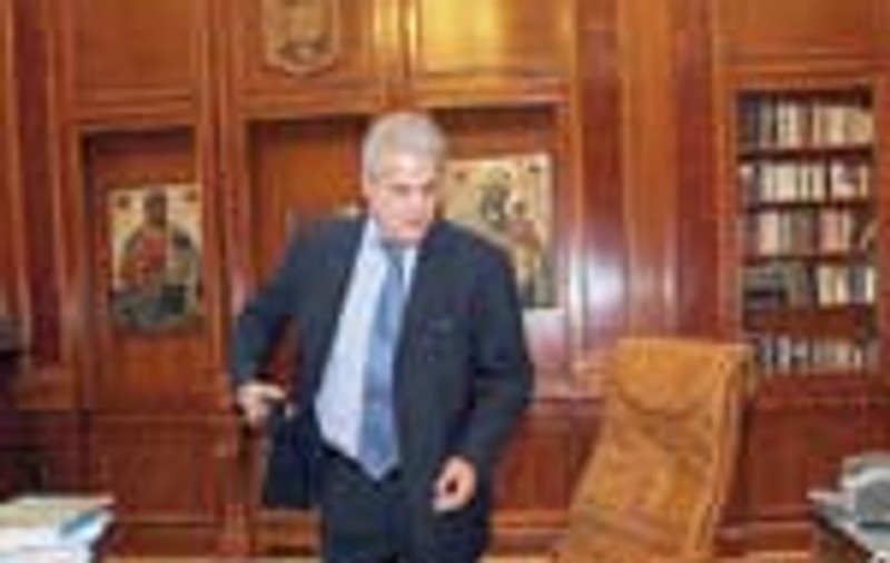 Mostenirea lui Nastase: biroul si Touaregul