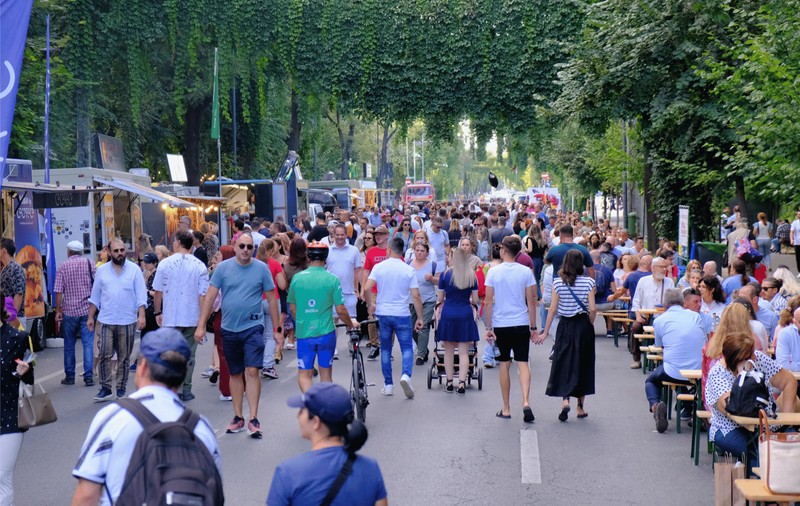 Peste 40.000 de persoane au participat, sămbătă și duminică, la cea de-a cincea ediție a Festivalului Vinului Moldovenesc
