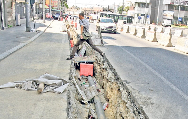 Jaf pe bani publici! Au săpat tranşee la un an după asfaltare