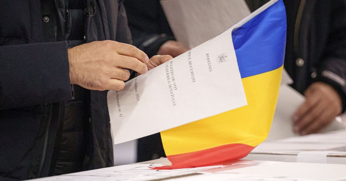 Imagine ilustrativă cu o femeie care ține în mână buletinul de vot, un steag tricolor și ștampila de vot, la alegerile parlamentare din 1 decembrie 2024, de Ziua Națională a României