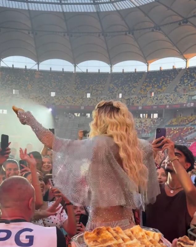 Loredana Groza a împărțit merdenele la un festival din București, într-o ținută complet transparentă. „S-a ajuns mult prea departe”