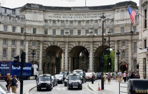 Mașini sub Admiralty Arch, Londra, Anglia, transformat acum în hotelul Admiral’s Mess.