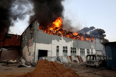 Depozit din orașul Durban incendiat de către protestatarii violenți Foto: EPA-EFE/STR