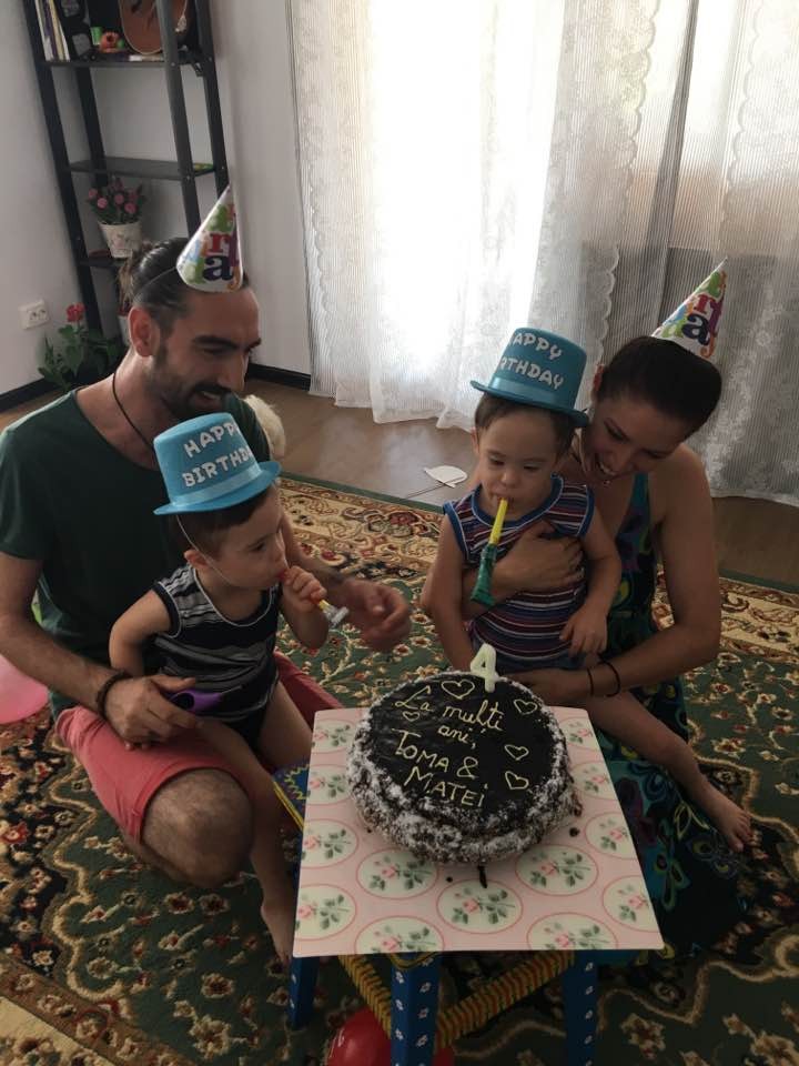 Gemenii Cristinei Bălan au împlinit 4 ani. Imagine emoționantă cu Toma și Matei de ziua lor. “Au desfăcut cadourile”