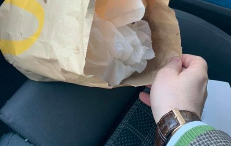 Gunoiul aruncat de un șofer de TIR, făcut pachet și trimis firmei de transport. Ce a pățit șoferul cu spirit civic care l-a prins pe TIR-ist