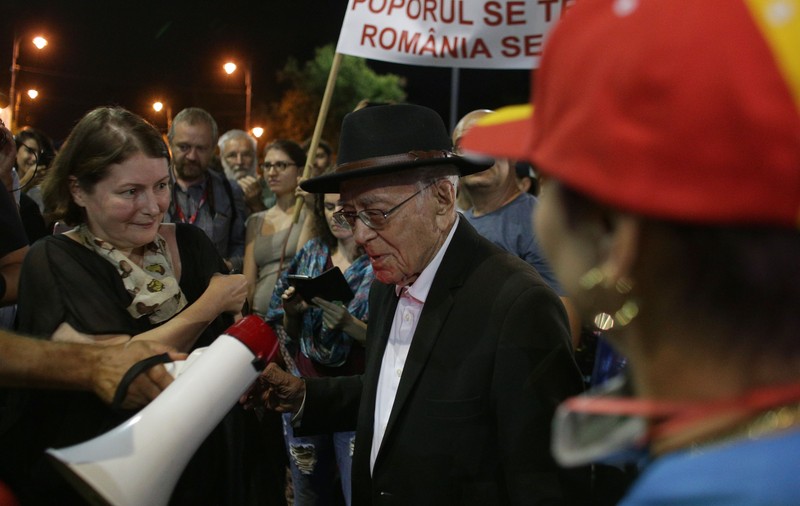 VIDEO/ Mihai Șora, prezent şi în a doua zi de proteste în Piața Victoriei. Filosoful a împărțit flori