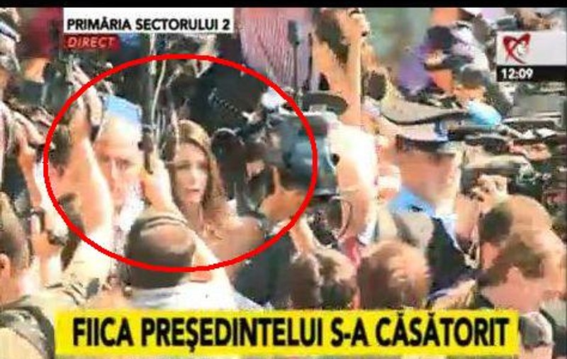 Eba şi Syda, flancaţi de forţe de ordine la ieşirea din sediul primăriei