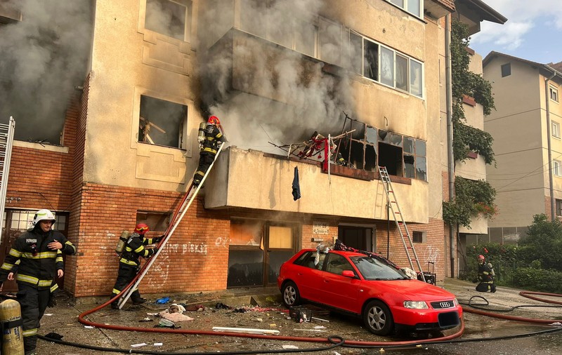 Explozie urmată de incendiu într-un bloc din Sibiu. Două persoane, găsite moarte de pompieri