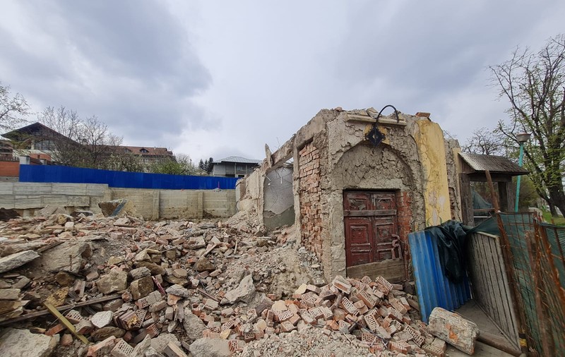 Trei Sarmale, hanul din Iași în care petreceau Creangă și Eminescu, a fost demolat ilegal. „Ți-a dat Dumnezeu șansa să îl ai în proprietate, dar l-ai făcut praf”