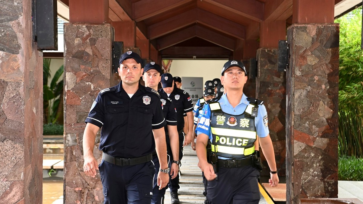 Polițiști chinezi patrulează alături de colegi sârbi în orașul Sanya, pe Insula Hainan Foto: Profimedia