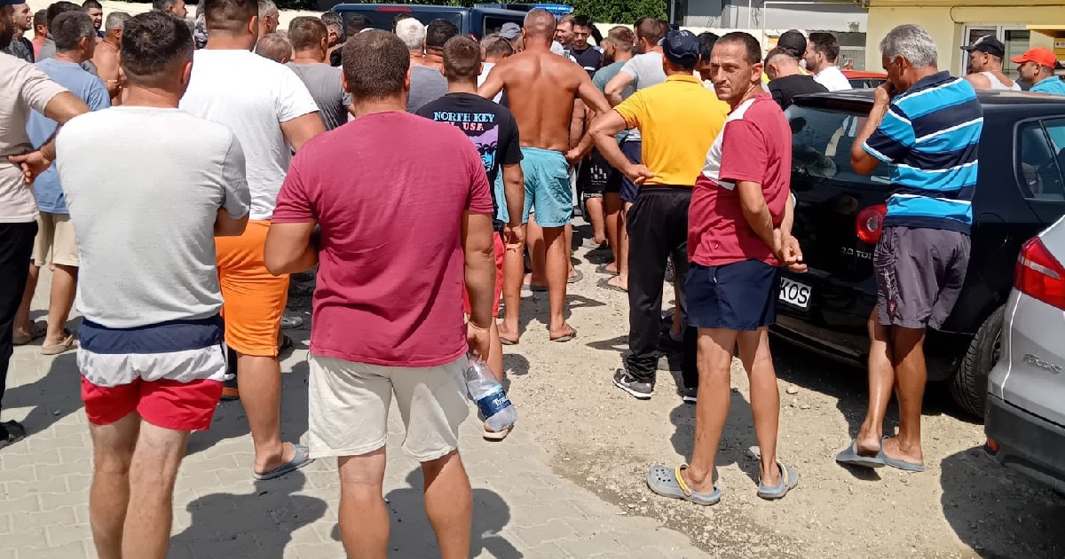 Mai mulți fermieri care protestează în fața primăriei din Lungulețu, după ce le-a fost interzis să folosească apa ca să-și ude culturile