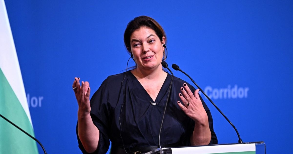 Ministrul Energiei din Bulgaria, Iva Petrova, răspunde la întrebările jurnaliștilor în cadrul unei conferințe de presă a reuniunii ministeriale a Coridorului Energiei Verzi de la Budapesta, pe 21 noiembrie 2023.