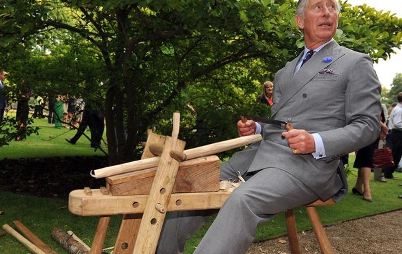 Foto | Prințul Charles, călare pe o capră din lemn