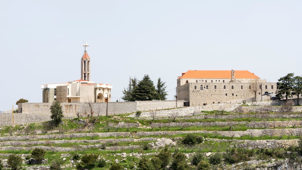 Mănăstirea Sfântul Maroun din Annaya, Liban, înconjurată de o zonă verde