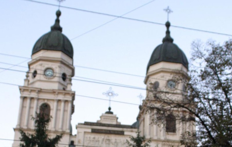 Un bărbat a stat 12 ore pe crucea catedralei din Iaşi, ameninţând că se aruncă din cauza sărăciei
