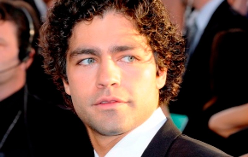Actorul Adrian Grenier îşi umflă bărbăţia cu... şosete!