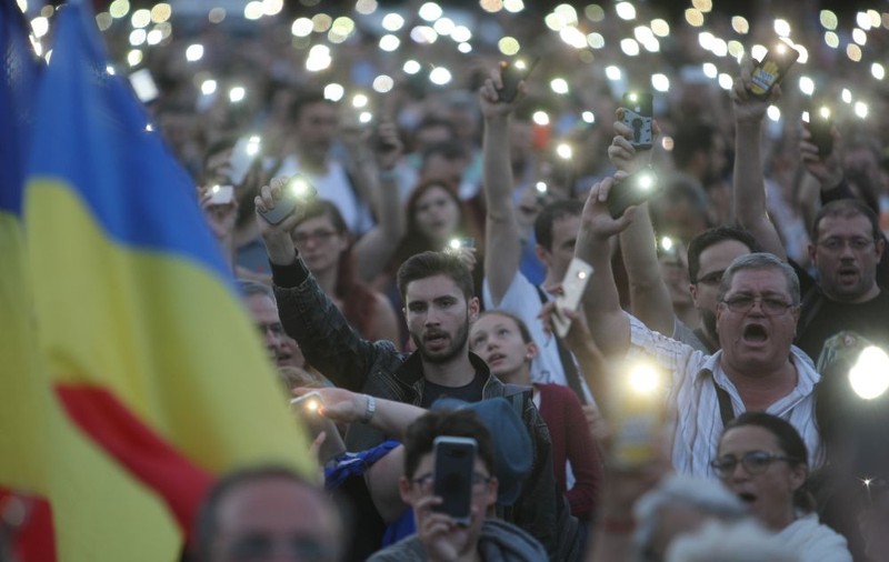 FOTO&VIDEO/ Câteva mii de persoane au protestat în Piața Victoriei, joi seară