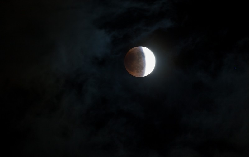 Ce aduce Luna plină din Taur în octombrie. Cum sunt afectate zodiile de eclipsa de Lună