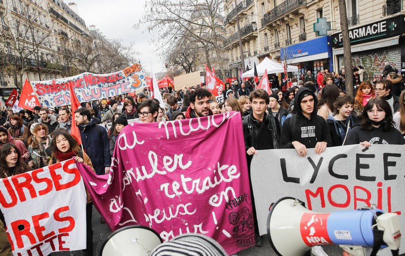 Sute de mii de francezi au protestat sâmbătă față de creșterea vârstei de pensionare. Sindicatele amenință că „vor închide” țara