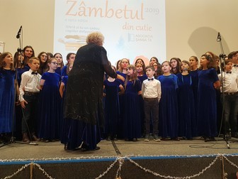 Corul Flori și Stele a adus Crăciunul mai aproape