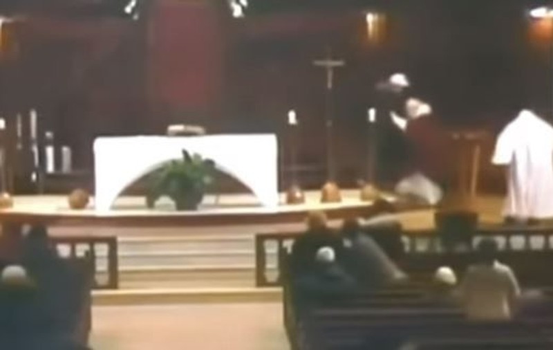 VIDEO | Un preot a fost înjunghiat într-o biserică, în timpul slujbei! Atacul a fost filmat