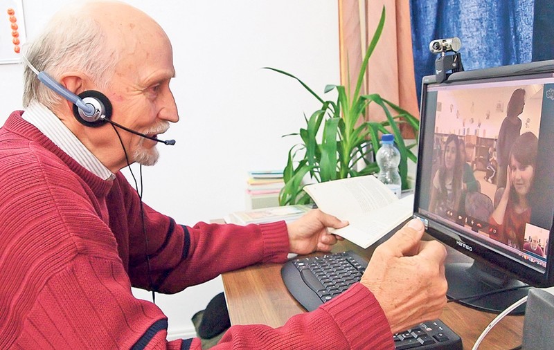 Bătrâneii care nu pot trăi fără internet! N-o să-ți vină să crezi ce face acest bunic pe... Skype
