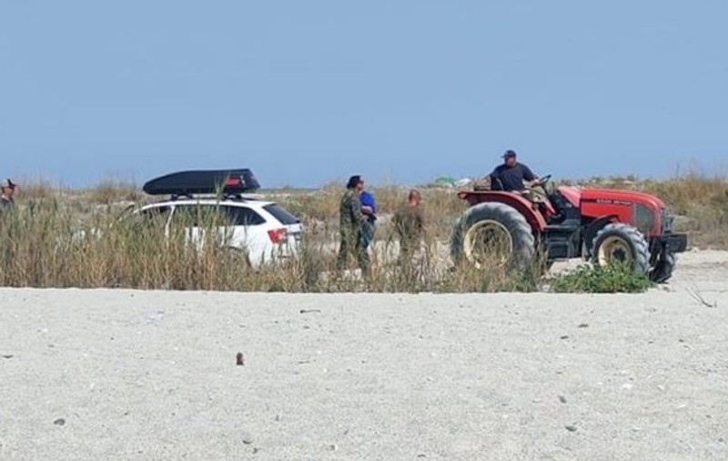 Turist român în Grecia, scos de armată din nisip, după ce a intrat cu mașina pe plajă și a rămas blocat