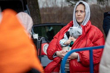 Mamă din Ucraina, refugiată în România cu bebelușul ei sugar