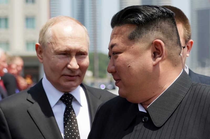 Vladimir Putin (stânga) și Kim Jong-Un, în timpul unei vizite a liderului rus la Phenian Foto: Profimedia