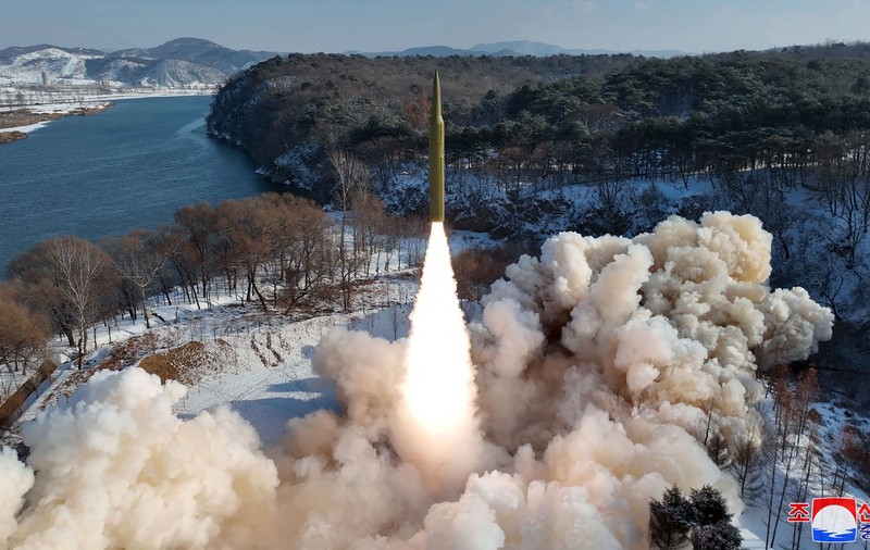 Phenianul anunță că a testat cu succes o nouă rachetă balistică dotată cu un focos hipersonic