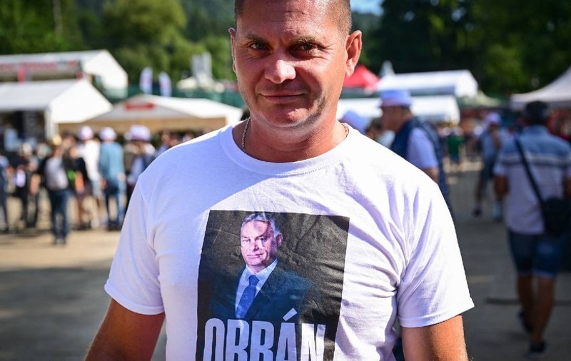 Printre steaguri curcubeu, sonorizare proastă și controale pentru pălincă, Tusványos a devenit o parodie. Mihai Tîrnoveanu, cireașa de pe tortul deja stricat