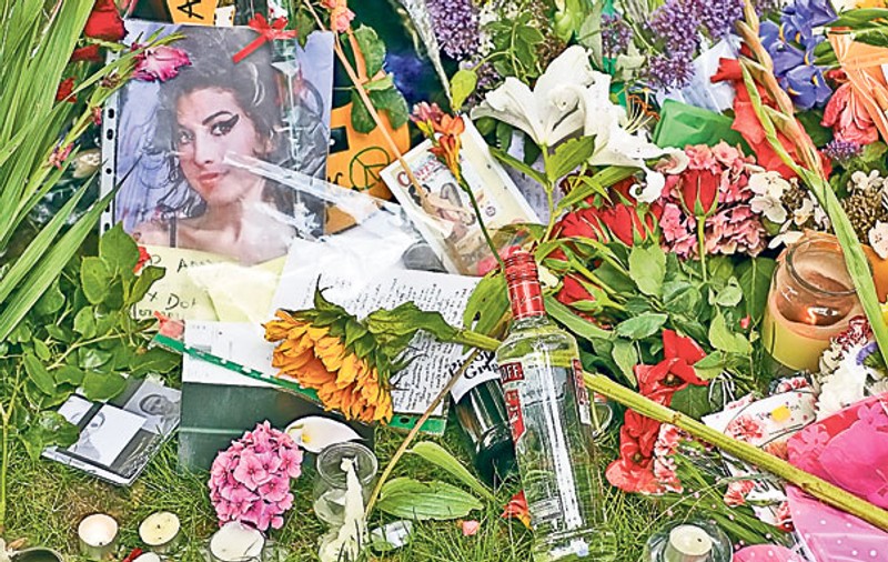 Amy Winehouse a fost incinerată, ieri, la Londra | Fanii i-au adus vodcă și vin