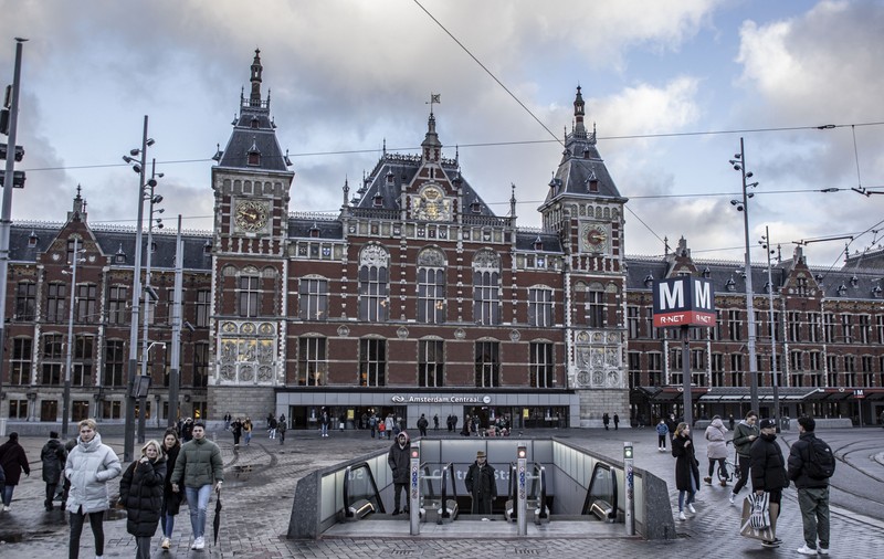 Despăgubiri pentru un român care s-a ales cu șoldul fracturat în timpul reținerii sale de către poliția din Amsterdam. Ce sumă a primit