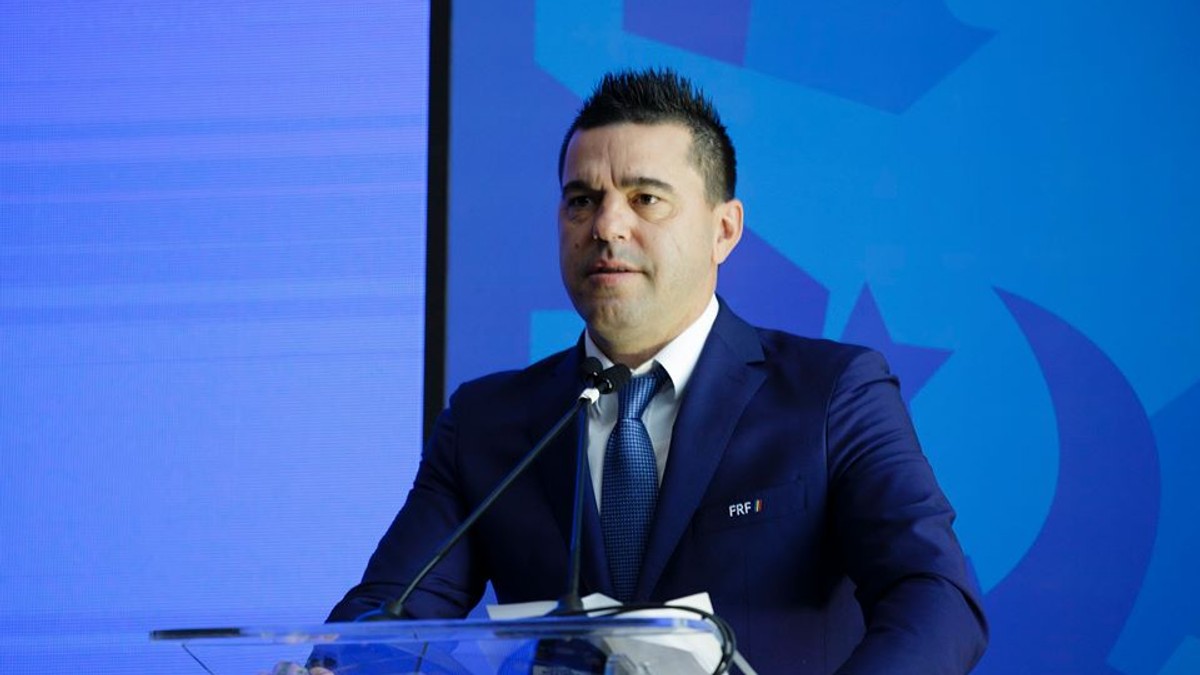 Cosmin Contra susține o conferință de presă