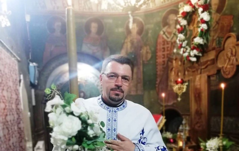 Un preot din Vrancea îi roagă pe credincioși să stea acasă în noaptea Învierii și îi asigură că va duce lumânări în locul lor la cimitir