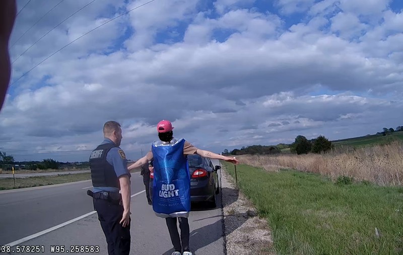 Polițiștii au oprit o mașină care rula haotic, șoferul care a coborât era îmbrăcat într-o cutie de bere, în SUA. Ce explicație a dat